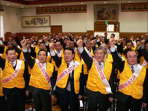 충남 80개 사회단체 대표들이 20일 오후 충남도청 대회의실에서 ‘장항국가산업단지 즉시착공 범도민 비상대책협의회’ 결성식을 갖고 있다. 